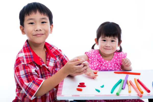 Les enfants asiatiques jouent avec de l'argile sur la table. Renforcer l'imagination de l'enfant — Photo