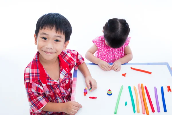 Bambini asiatici che giocano con l'argilla sul tavolo. Rafforzare l'immagine — Foto Stock