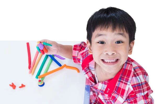 Kind zeigt seine Werke aus Ton, auf Weiß. Die Vorstellungskraft des Kindes stärken — Stockfoto
