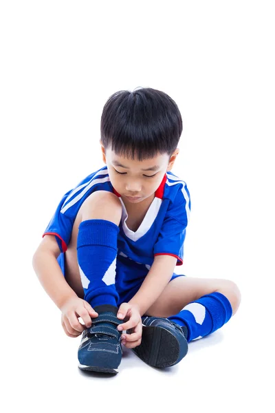 Pemain sepak bola muda mengikat sepatu dan bersiap untuk kompetisi. Gaya hidup olahraga . — Stok Foto