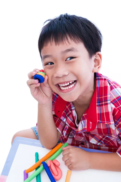 Niño mostrar sus obras de barro, sobre blanco. Fortalecer la imaginación del niño — Foto de Stock