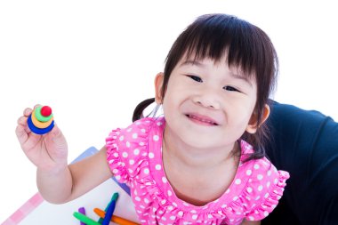 Çocuk üzerinde beyaz kil, onun eserlerinden göster. Çocuğun hayal güçlendirmek