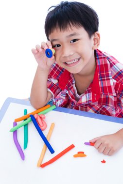 Çocuk üzerinde beyaz kil, onun eserlerinden göster. Çocuğun hayal güçlendirmek