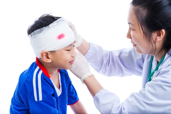 Sports injury. Doctor makes a bandage on head patient, on white. — Stock Photo, Image