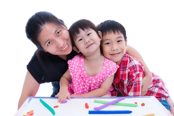 Madre e hijos sonriendo y mirando a la cámara, sobre fondo blanco . — Foto de Stock