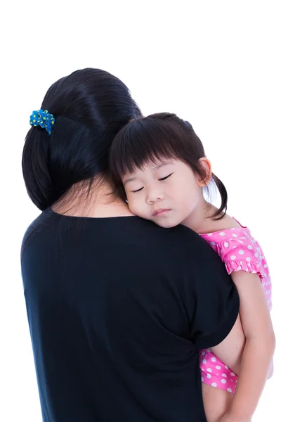 Preciosa chica asiática durmiendo en el hombro de mamá, sobre fondo blanco . — Foto de Stock