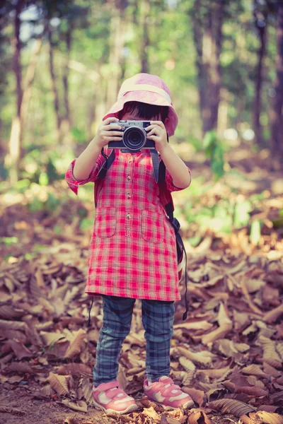 Азиатская девушка фотографирует цифровой камерой в саду. Винтажные пи — стоковое фото