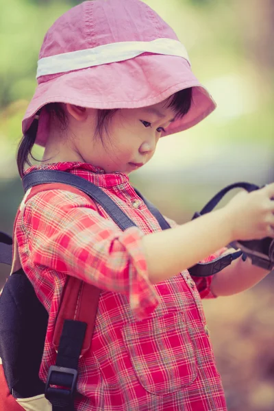Azjatyckie dziewczyny sprawdzanie zdjęcia z aparatu cyfrowego. Archiwalne zdjęcie st — Zdjęcie stockowe