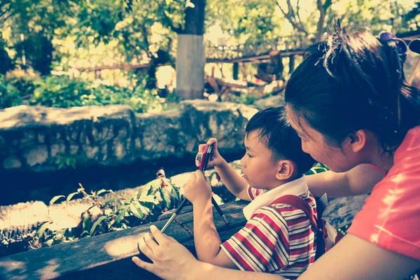 Bonne famille. Femme enseignant garçon photographiant en plein air . — Photo