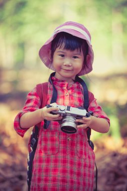 Asyalı kız dijital fotoğraf makinesi güzel açık. Vintage resim stili.