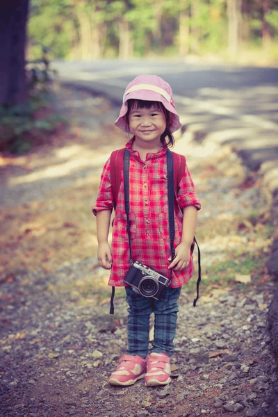 Aziatische meisje met digitale camera in prachtige buiten. Vintage afbeeldingsstijl. — Stockfoto