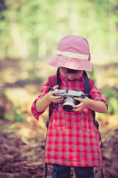 アジアの女の子は、デジタル カメラで写真をチェックします。ヴィンテージ画像スタイル. — ストック写真