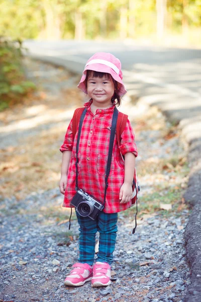 Menina asiática com câmera digital em belo exterior . — Fotografia de Stock