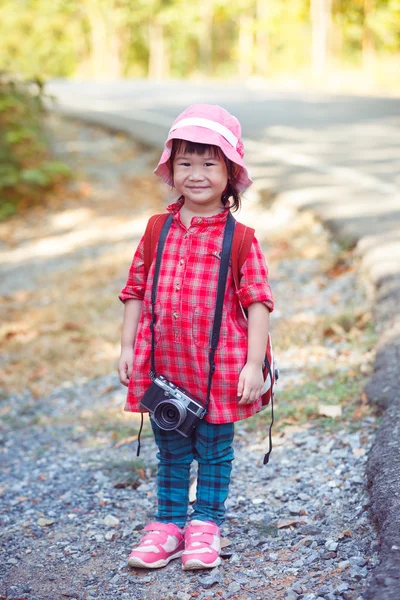 デジタル カメラの美しい屋外とアジアの女の子. — ストック写真