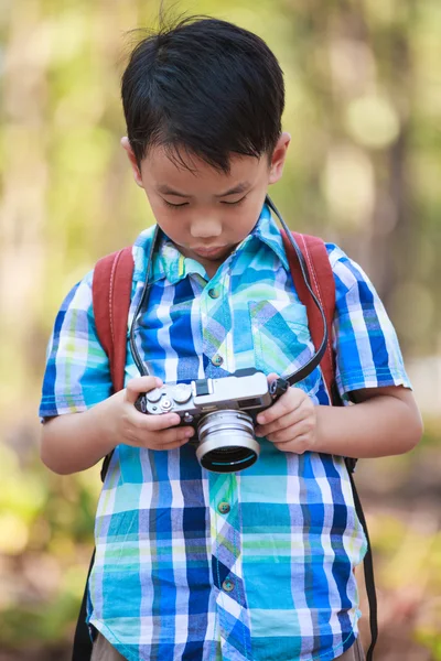 アジアの少年のデジタル カメラで写真を確認. — ストック写真