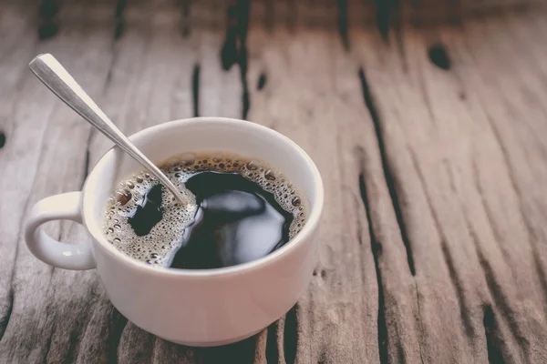 Warme koffie op oude houten achtergrond en vrije vorm kopie ruimte. VI — Stockfoto