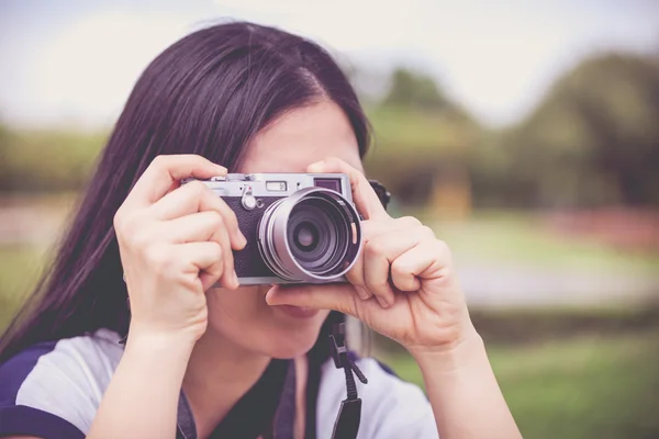 Vrouwelijke fotograaf met professionele digitale Camera. Retro stijl. — Stockfoto