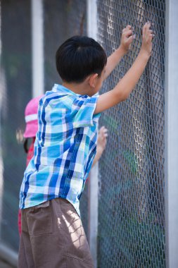 kafes kafes yakalamak çocuk. 