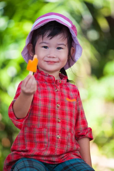 Asiatique fille manger de la crème glacée en été sur flou nature retour — Photo