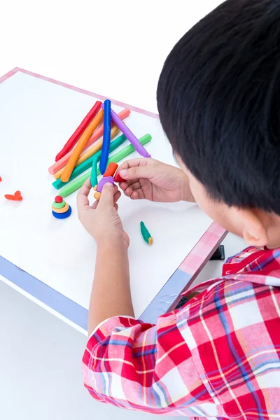 Niño que moldea plastilina, sobre fondo blanco de ballena. Fundidos — Foto de Stock