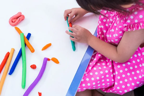 Child moulding modeling clay. Strengthen the imagination — Stock Photo, Image