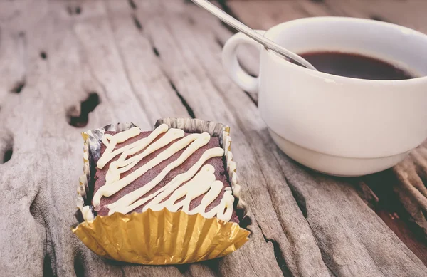 チョコレート ケーキ ブラウニーや古い木製の背景にホット コーヒー. — ストック写真