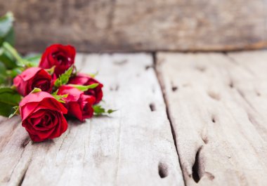 Sevgililer günü ahşap arka plan bulanık için kırmızı gül.  