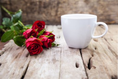 Sevgililer günü ahşap arka plan bulanık için kırmızı gül.  