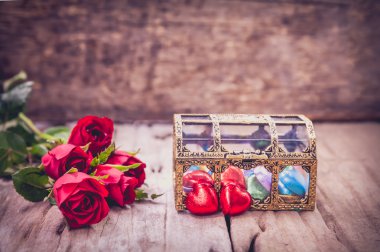 Kırmızı gül ve Sevgililer günü için kalp şeklinde çikolata. Retro s