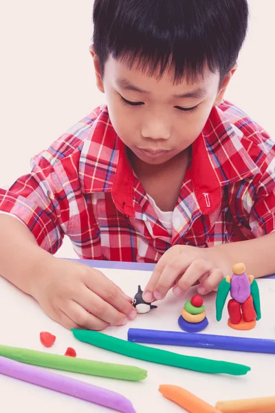 Moldeo infantil de arcilla de modelado de ballenas, sobre fondo blanco . —  Fotos de Stock