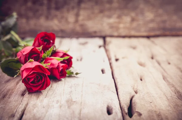 Red roses for Valentine's Day on blurred wooden background. Retr — Stock Photo, Image