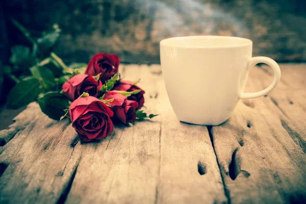 木製の背景をぼかしにバレンタインの日に赤いバラ。Cro — ストック写真