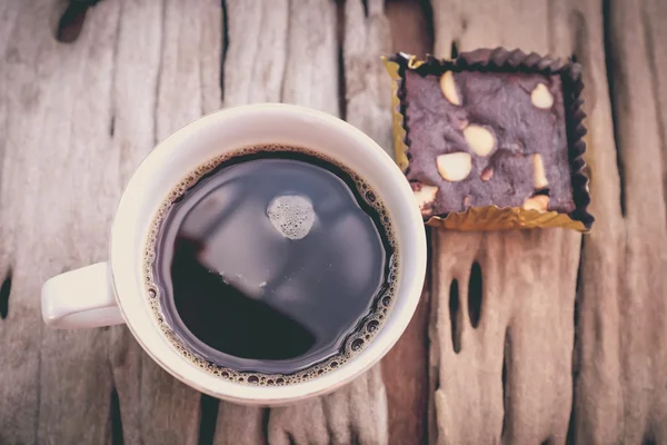 Vista superior. Chocolate brownie e café quente em fundo de madeira . — Fotografia de Stock