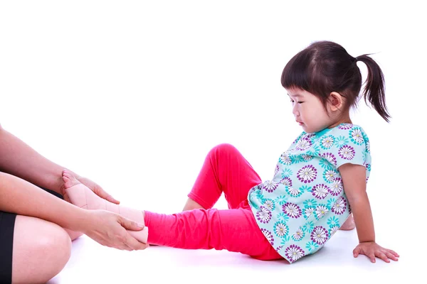 Conceito de tratamento médico de trauma infantil. Isolado em branco . — Fotografia de Stock