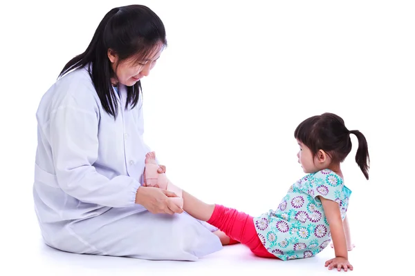 Child trauma medical treatment concept. Isolated on white. — Stock Photo, Image