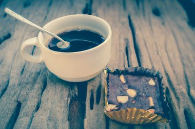 Pasta çikolatalı kek ve eski ahşap zemin üzerine sıcak kahve. 