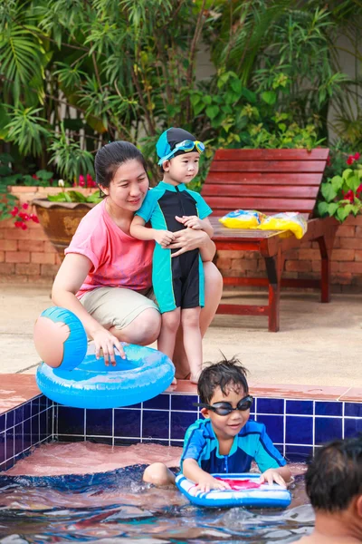 Parent et frère jouant à l'extérieur. Concept vacances d'été — Photo