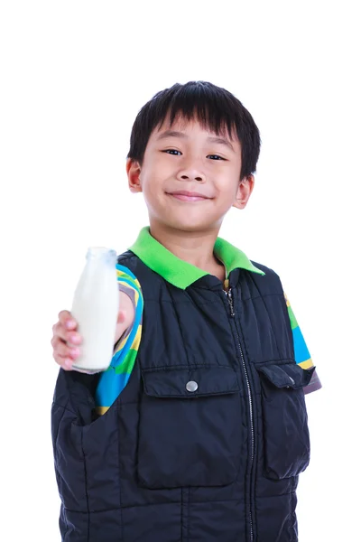 Nahaufnahme Junge lächelt und zeigt Flasche Milch, auf weiß. — Stockfoto