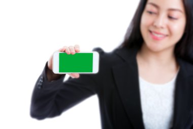 Mutlu kadın gösteren boş akıllı telefon yeşil ekranda beyaz arka