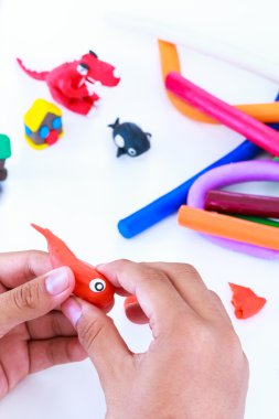 Modelleme clay, beyaz arka planda kalıp çocuk. Çocuğun hayal güçlendirmek.
