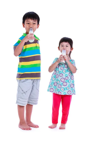 Niño sonriendo y sosteniendo la botella de leche, en blanco . —  Fotos de Stock