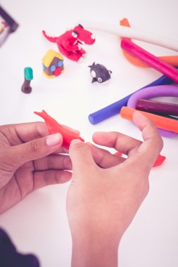 Modelleme clay, beyaz arka planda kalıp çocuk. Çocuğun hayal güçlendirmek.