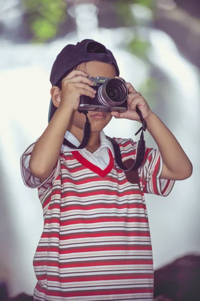 Asian boy photographer with camera — Stockfoto