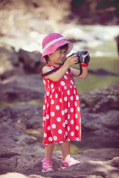 Full body. Asian girl photographer with camera — ストック写真