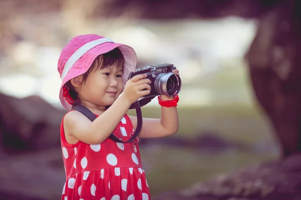 カメラでのアジアの女の子の写真 — ストック写真