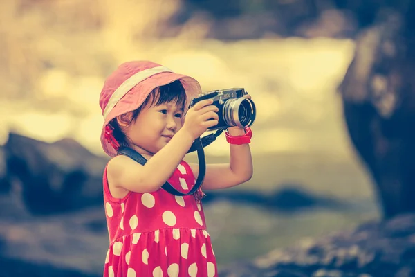 Fotógrafo menina asiática com câmera digital profissional — Fotografia de Stock