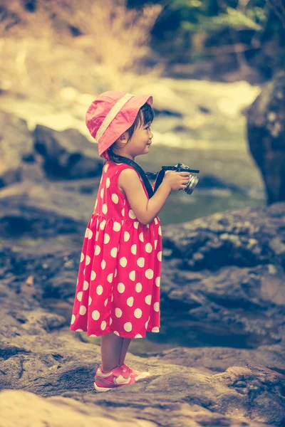 Asiática chica fotógrafo con cámara — Foto de Stock