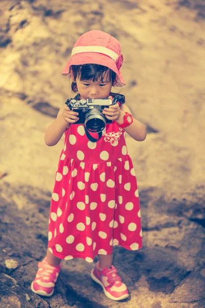 Aziatisch meisje fotograaf met professionele digitale Camera In prachtige natuur. Retro stijl. — Stockfoto