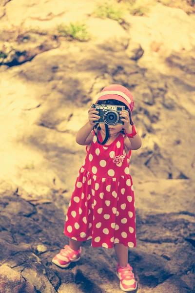 Aziatisch meisje fotograaf met professionele digitale Camera In prachtige natuur. Retro stijl. — Stockfoto