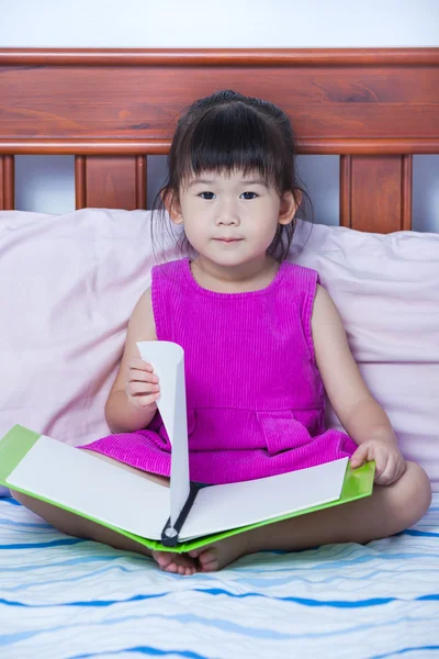 Chica asiática leyendo un libro. Concepto educativo . — Foto de Stock